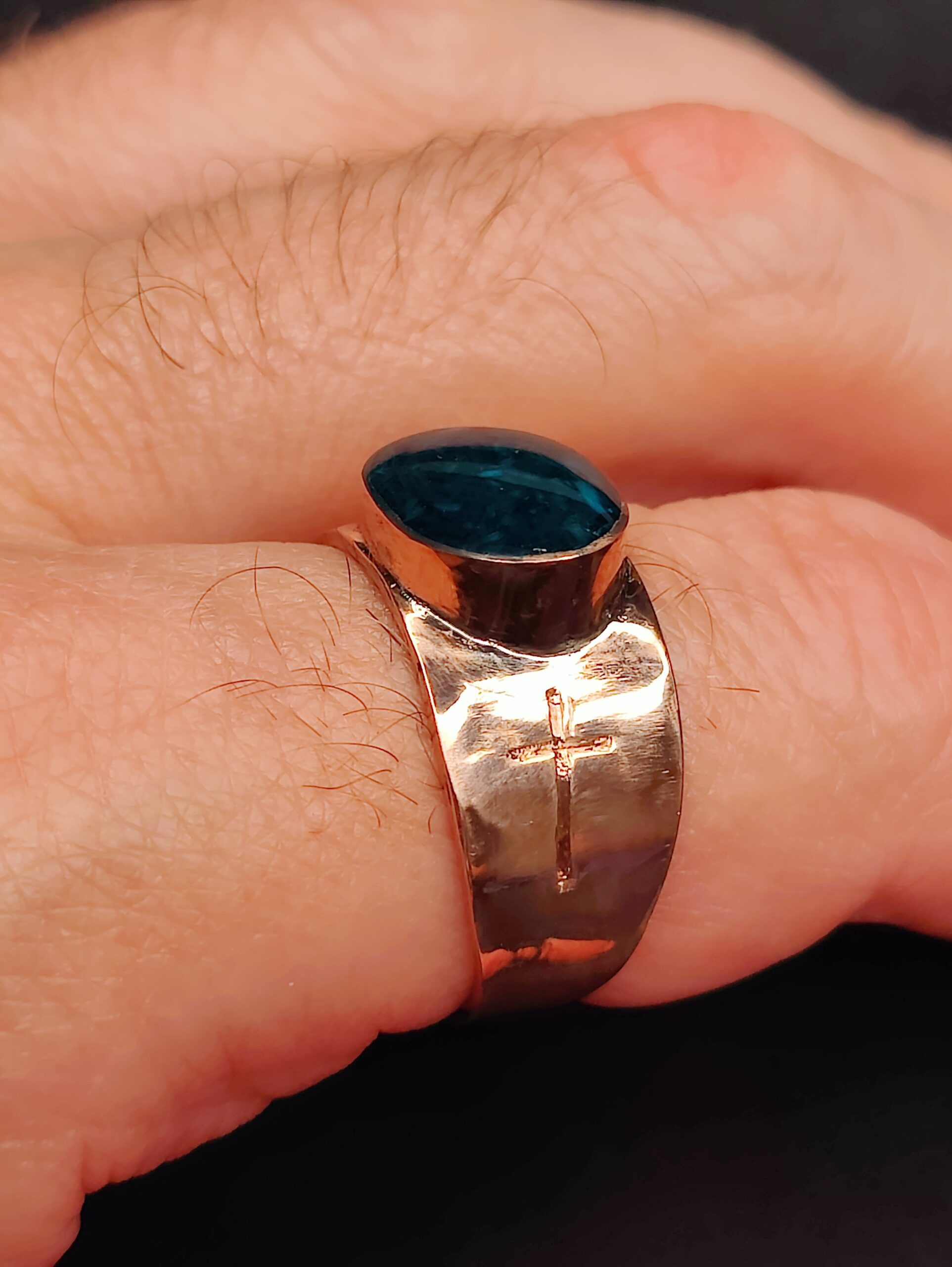 Unik kobber ring med dragende blå epoxy-sten indsats og indgraverede kors.