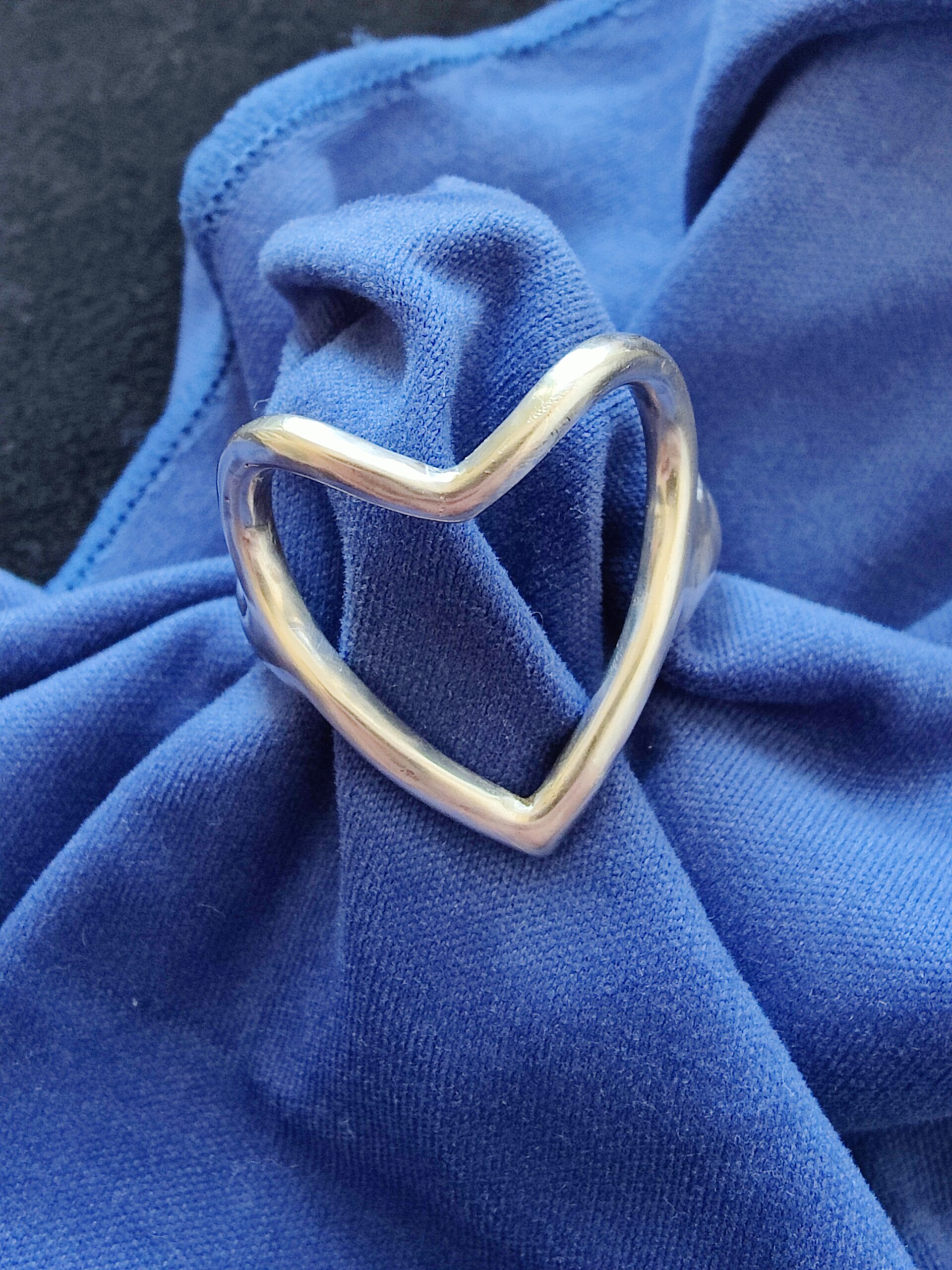 Unik sølvring håndformet i et hjerte