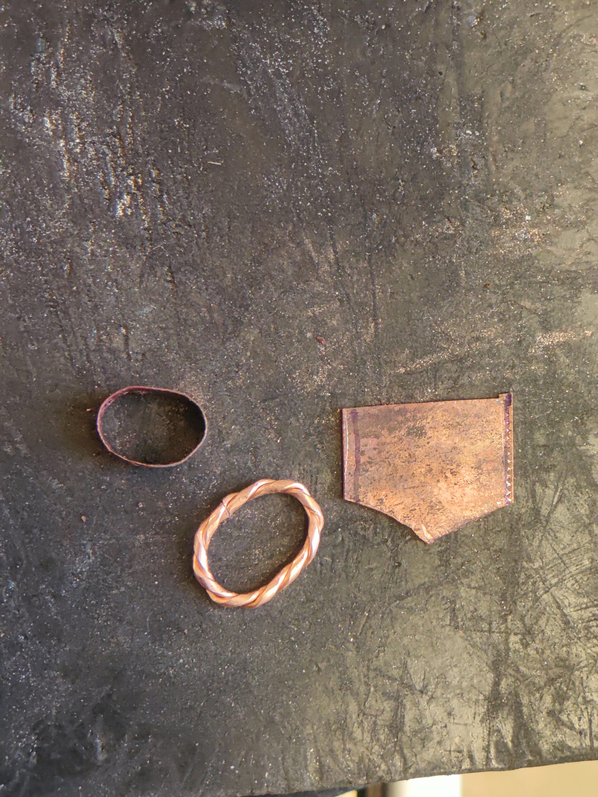 Unika vedhæng i kobber med natursten fra Thorupstrand