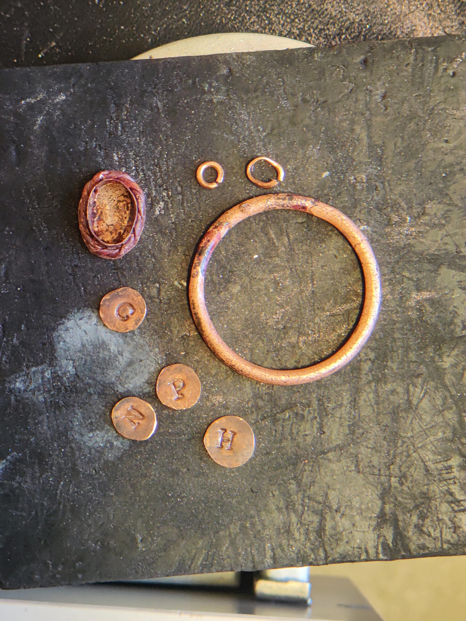 Unika vedhæng i kobber med natursten fra Thorupstrand