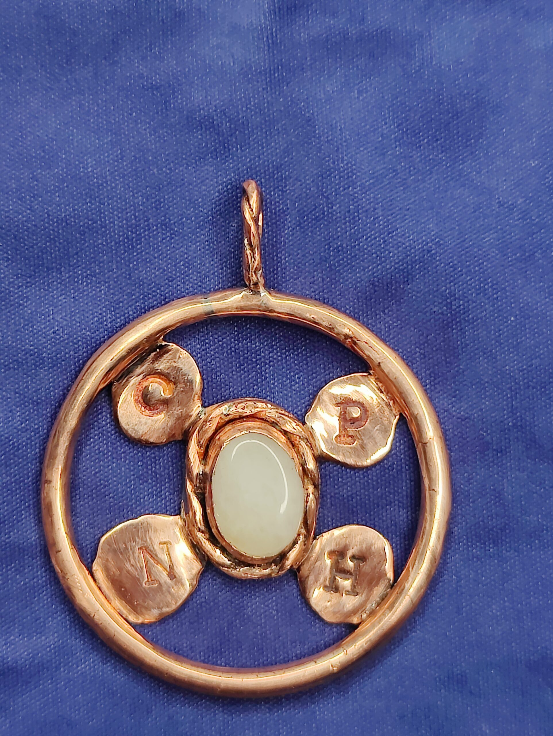 Unika vedhæng i kobber med natursten fra Thorupstrand